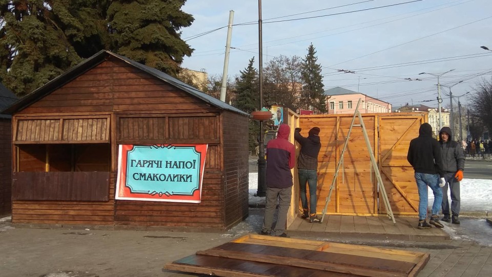 У центрі Луцька розбирають  будиночки новорічно-різдвяного ярмарку. ФОТО