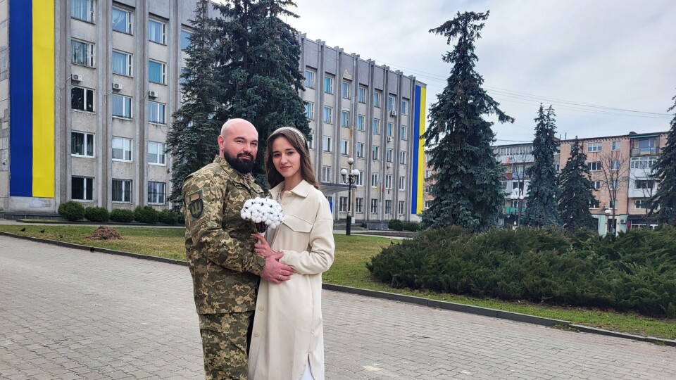 У місті на Волині побралися бойовий медик і вчителька