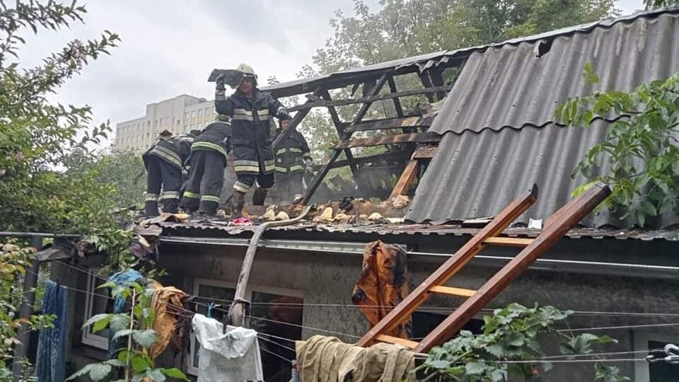 У Луцьку блискавка спричинила пожежі