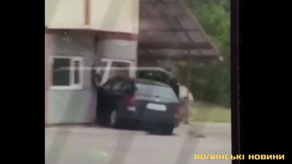 На Волині автівка врізалася у блокпост: двоє людей постраждали