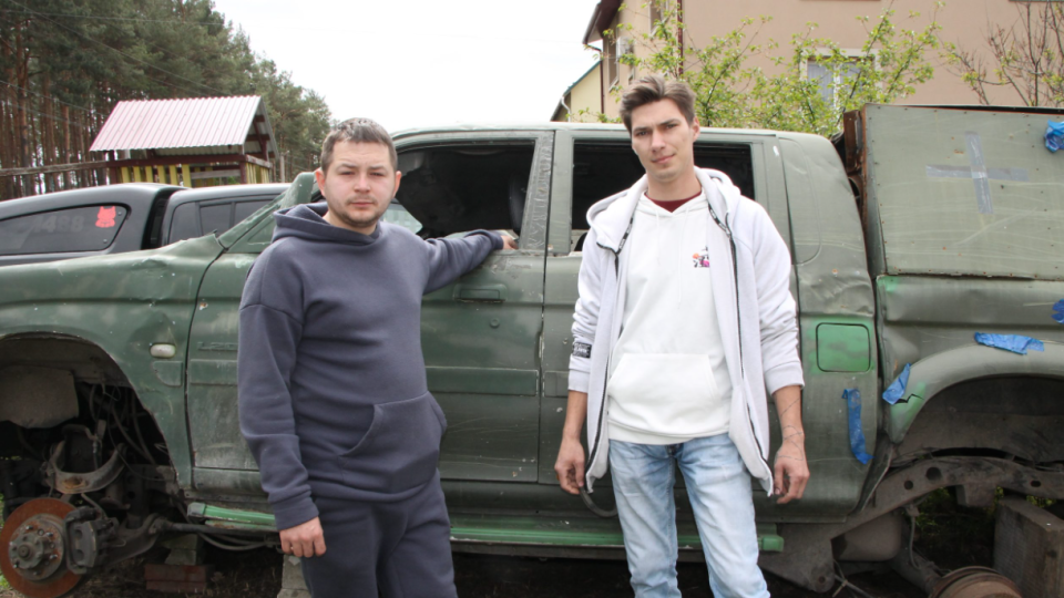 «Це кайф. Ніби комусь життя подарував»: двоє братів з Волині ремонтують автівки для ЗСУ