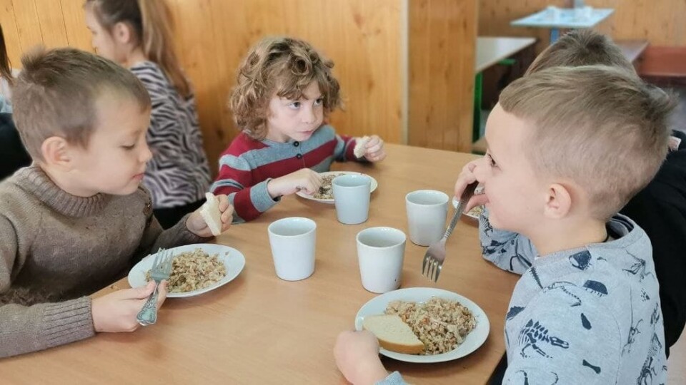 Шпундра, бігос, болоньєзе. Як учні волинського ліцею куштували нове шкільне меню