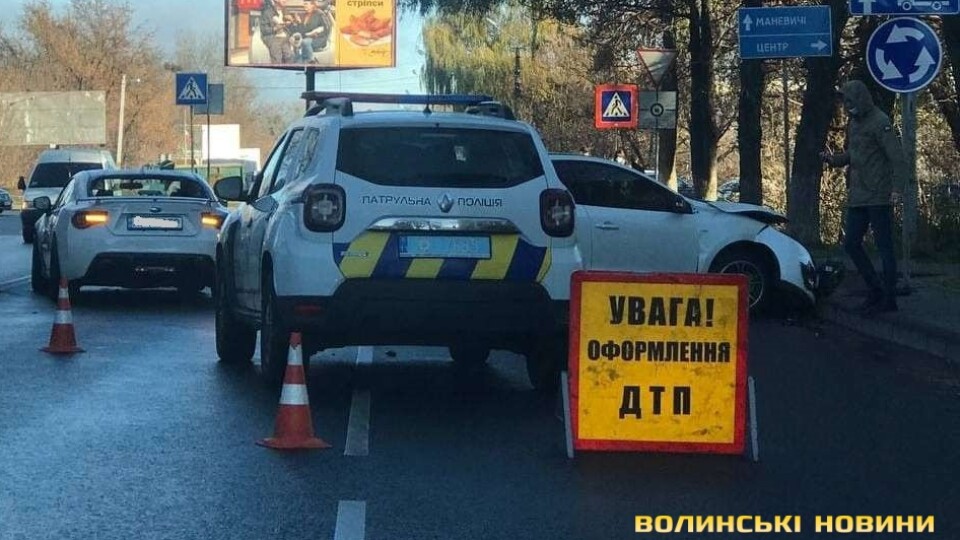 У Луцьку на Набережній зіткнулися автівки. Рух ускладнено