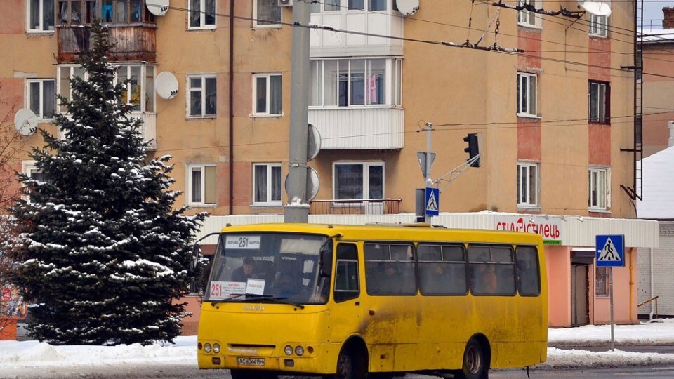 «Ні валідаторів, ні графіку». Луцькрада звинувачує Волинську ОДА через 251-й маршрут
