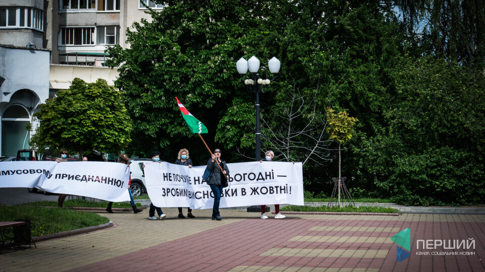 «На нас плюють» VS «державницька позиція». Репортаж з мітингу громад під Волинською ОДА