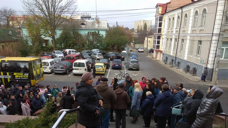 Біля Луцької міськради протестують підприємці. Центральний ринок не працює