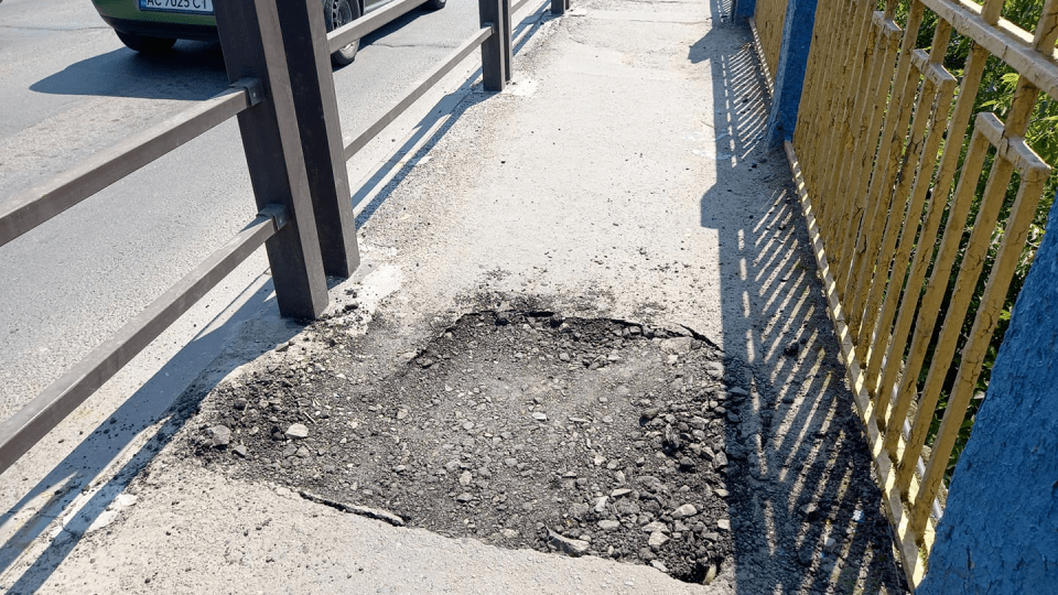 Аварійний міст на Шевченка у Луцьку підлатали