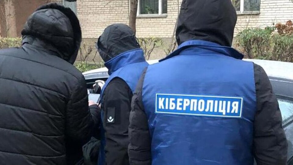 Лучанина, який вимагав інтимні фото у дітей, взяли під варту