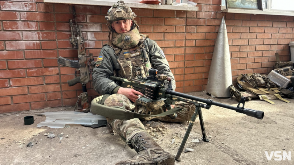 Дрон влучив прямо в гвинтівку: розповідь снайпера з Волині, який втратив частину руки на війні