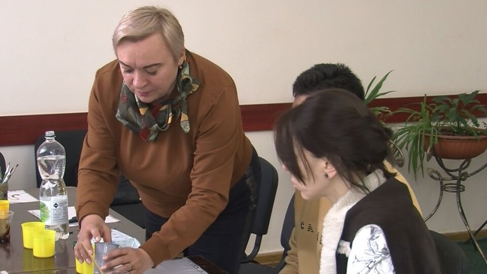 У Луцьку художниця з Маріуполя проводить майстер-класи з живопису