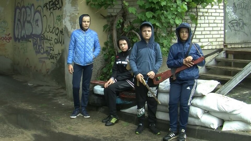 Скажіть «Паляниця»: у луцькому дворі діти облаштували блокпост