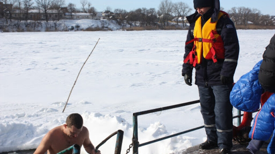 На Водохреще на водоймах України чергуватимуть майже 2 тисячі рятувальників