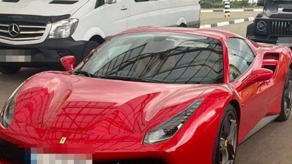 Батько з донькою хотіли вивезти через «Ягодин» елітні іномарки