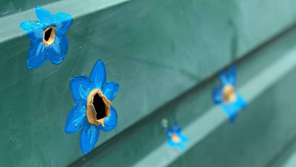 У Бучі на парканах будинків «розквітли» місця від куль