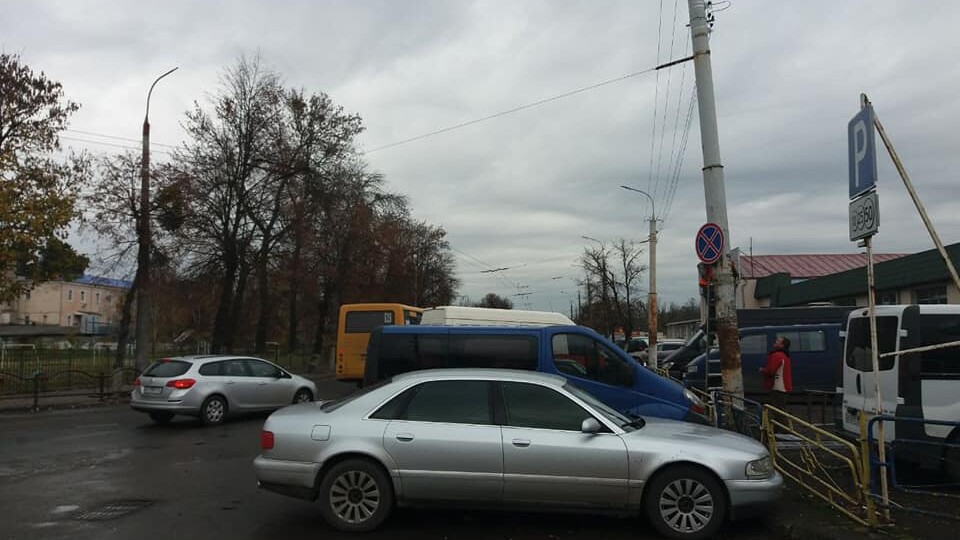 З'явилися знаки. Де біля Старого ринку у Луцьку заборонили паркуватися