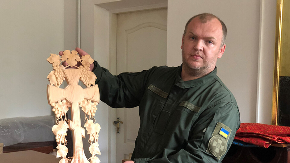 Коли дерево стає золотим: історія луцького гвардійця, який створює іконостаси