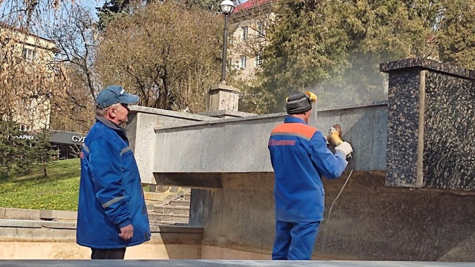 У Луцьку чистять та ремонтують фонтани
