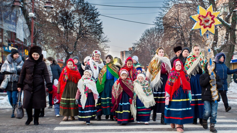 Співати поодинці і не брати грошей. Волинянам розповіли, як безпечно колядувати