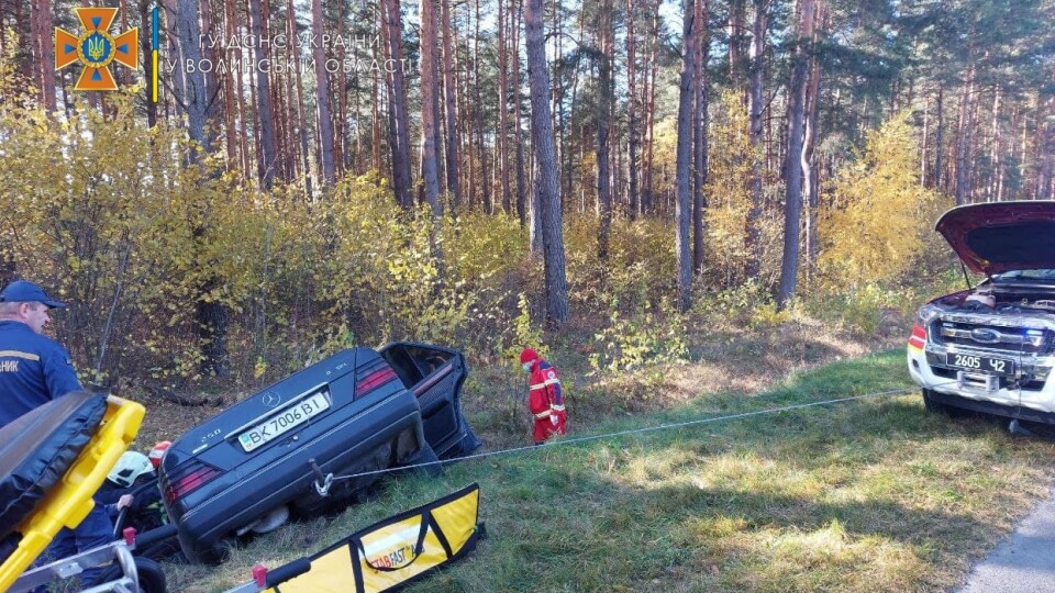 Конструкція затисла водія та пасажира: на Волині зіткнулися легковики та мікроавтобус