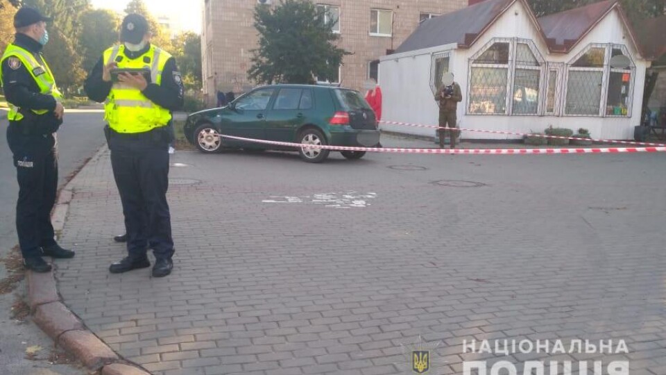Чоловік, якого у Луцьку на зупинці збив легковик, перебуває в реанімації. Шукають свідків аварії