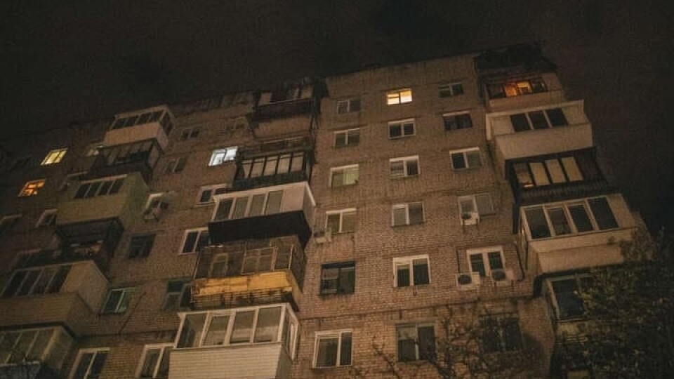У Луцьку з вікна багатоповерхівки випав хлопець. Він у лікарні