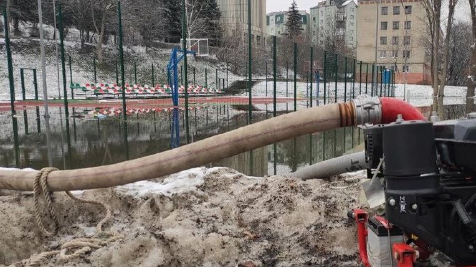 У Луцьку затопило новий спортивний майданчик. Рятувальники відкачують воду