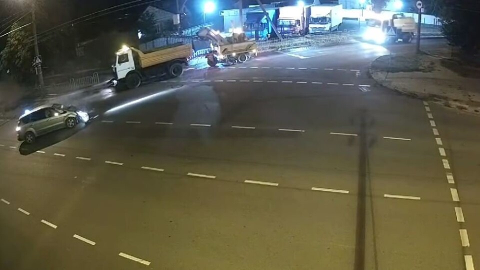 У Луцьку на Ковельській в нічній ДТП зіткнулися дві автівки. Відео