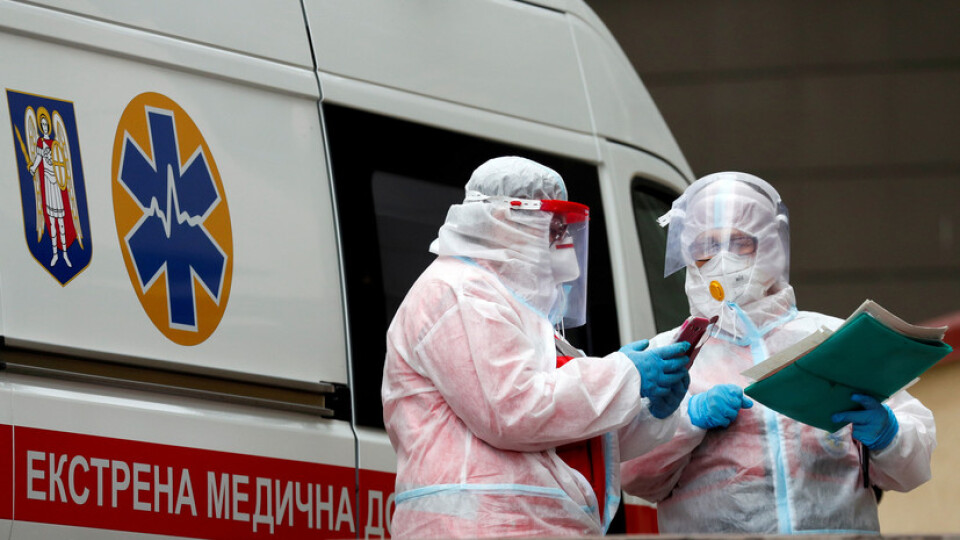За добу коронавірус виявили майже у 12 тисяч українців. 203 людей померло 
