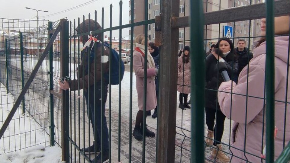«Не можемо пройти ні в садок, ні в школу». У Луцьку на замок закрили стежку, якою ходили містяни