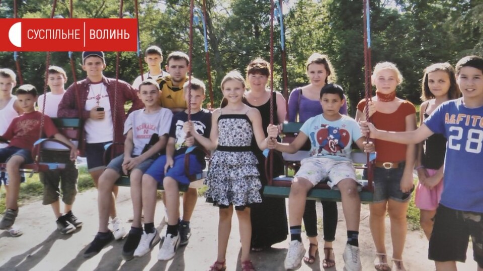 «Одного дня прийшли діти, які не мали де жити». Як лучанка стала мамою для 18 хлопців і дівчат