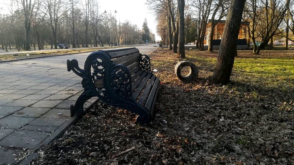 У луцькому парку вночі «погуляли» вандали: перекинули 7 лавок зі смітниками. ФОТО
