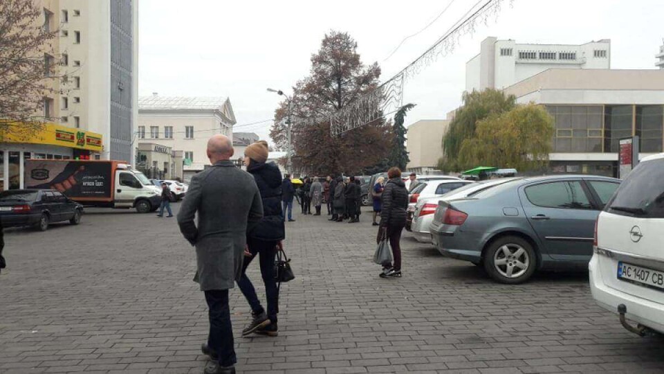 У Луцьку на Театральному майдані за парковку треба буде платити