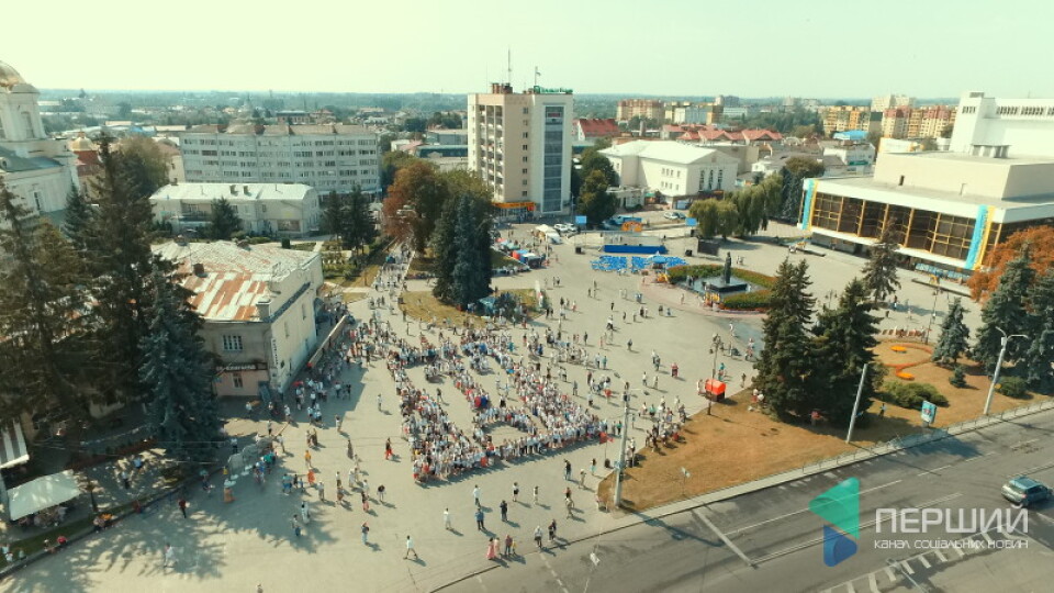 Лучани у вишиванках вибудують «секретну» фігуру на День Незалежності