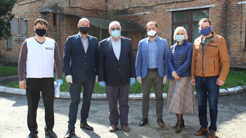 «Європейська Солідарність» привезла захисні костюми та окуляри в чотири волинські лікарні