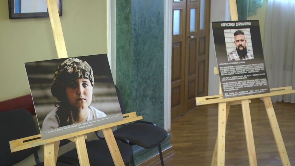 Волинський фотограф показав, як діти-переселенці переживають війну