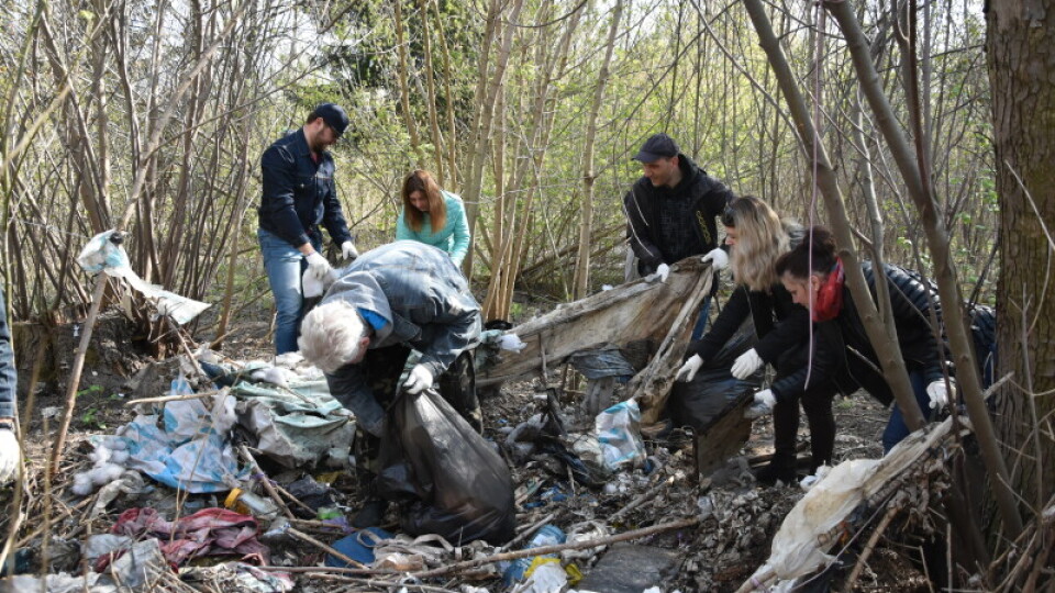 У Луцьку прибирали центральний парк: за дві години – вантажівка сміття