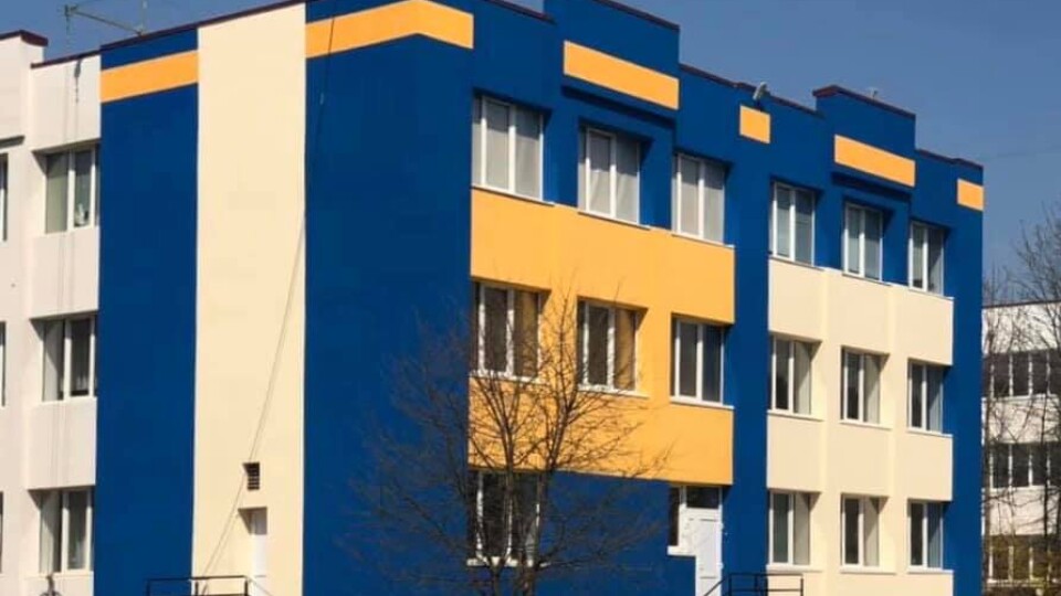 У луцькій школі № 25 відремонтували фасад. Як змінилася будівля