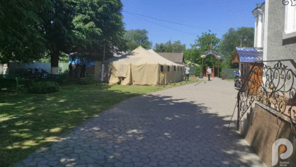 У Рожищі біля храму, який перейшов до ПЦУ, поставили намет