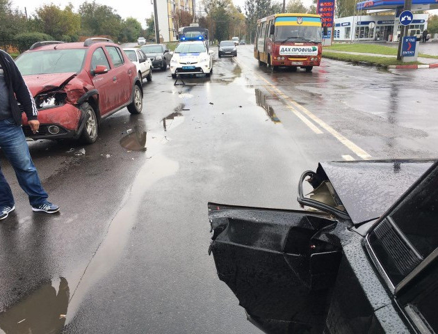 У Луцьку на Володимирській не поділили дорогу «Жигулі» і «Рено». ФОТО