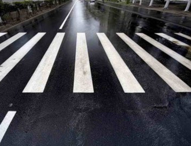 У Луцьку на переході маршрутка збила 23-річну жінку