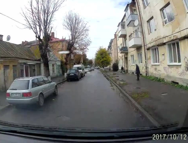 У Луцьку через необережність діти мало не потрапили під колеса автомобіля. ВІДЕО