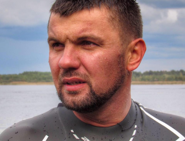 Волинський нардеп Ігор Гузь пливе через озеро Пісочне