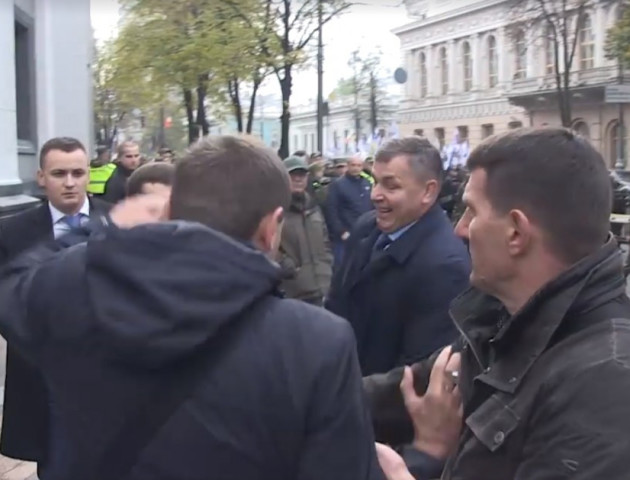«Хто гамнюк, б*ядь?»: Парасюк під Радою побився з Гелетеєм. ВІДЕО