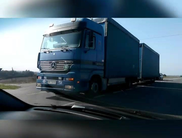 На Волині фура «злетіла» з дороги