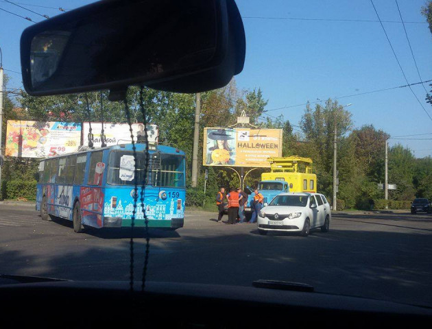 У центрі Луцька тролейбус «закоротив» мережу, - ЛПЕ