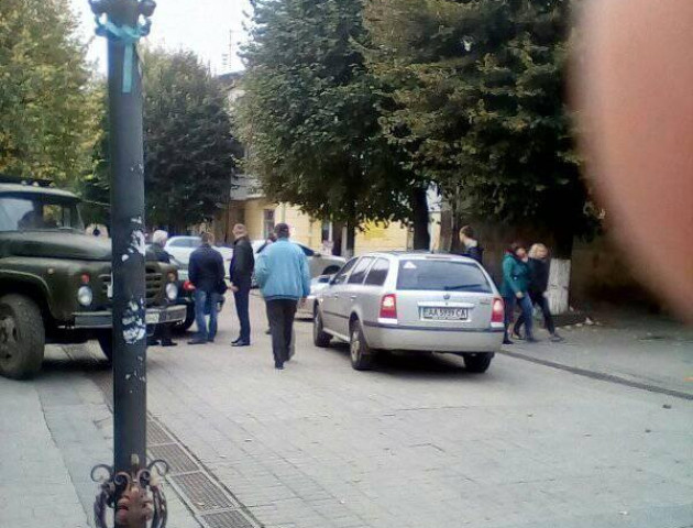 У центрі Луцька на пішохідній вулиці не розминулися дві автівки