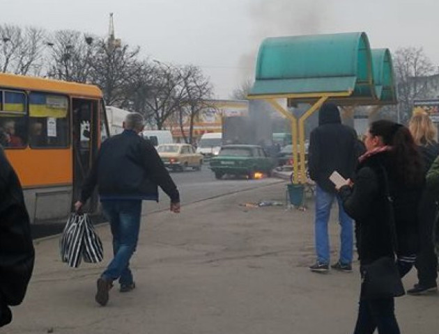 На Волині біля автостанції загорівся легковик