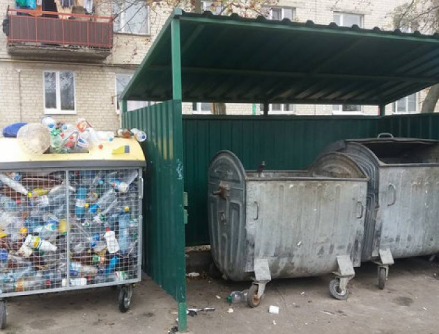 У Луцьку тижнями не вивозять відсортоване сміття