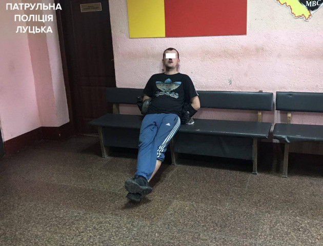 Вкрали куртку прямо з рук: у Луцьку в чоловіка поцупили одяг