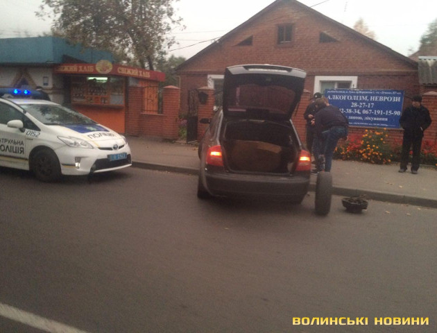 У Луцьку на Гнідавській автівка влетіла на тротуар. ФОТО